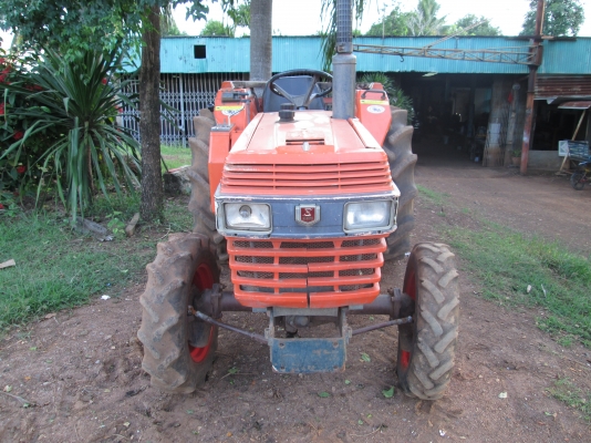 ขายรถไถคูโบต้าL1-R28 4WD 4สูบ พวงมาลัยพาวเวอร์ ถูกๆ!!!