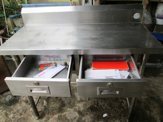 โต๊ะครัวมีลิ้นชัก    แสตนเลส      สภาพใหม่มาก    สนไหม