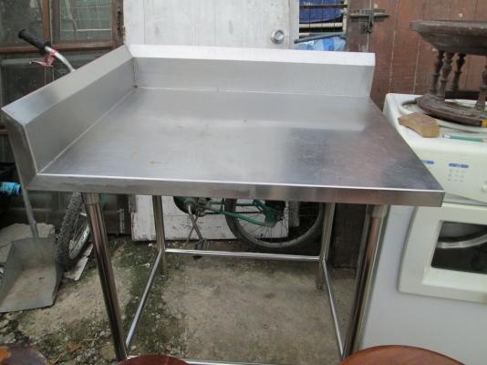 โต๊ะเตรียมแสตนเลส  2ชั้น   สภาพใหม่แข็งแรง   สนใจไหมครับ