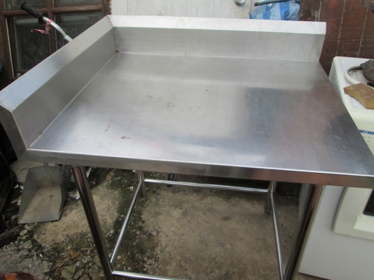 โต๊ะเตรียมแสตนเลส     สภาพใหม่แข็งแรง   สนใจไหมครับ