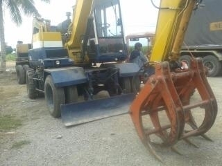 แบคโฮล้อยาง KOMATSU PW 60-3 ติดหัวคีบอ้อย มี2คัน