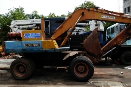 แบคโฮล้อยาง KOMATSU PW100-3-2เพลา มีแอร์ ลายหัวเจาะ อิ