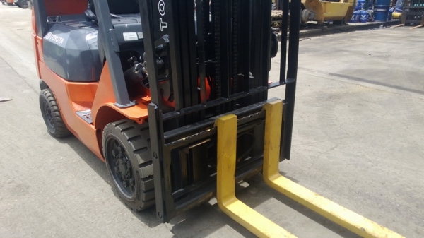 รถยกโตโยต้ารุ่น 7 น้ำหนักยก 2.5 ตัน เสาสูง 4.5 เมตร เกียร์ออโต้ เครื่องเบนซินติดแก๊ส แผงงาสไลด์