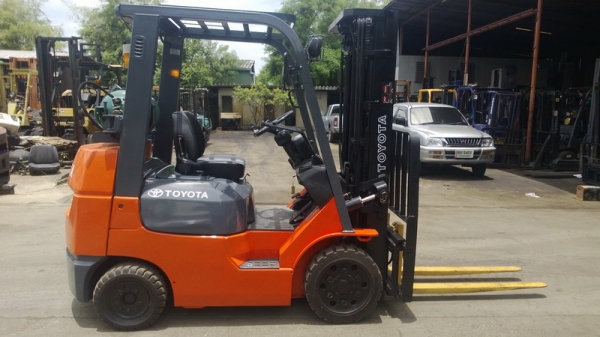 รถยกโตโยต้ารุ่น 7 น้ำหนักยก 2.5 ตัน เสาสูง 4.5 เมตร เกียร์ออโต้ เครื่องเบนซินติดแก๊ส แผงงาสไลด์