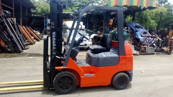 รถยกโตโยต้ารุ่น 7 น้ำหนักยก 2.5 ตัน เสาสูง 4.5 เมตร เกียร์ออโต้ เครื่องเบนซินติดแก๊ส แผงงาสไลด์