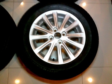 ล้อแม็กซ์15นิ้ว วิออสตัวท็อป พร้อมยางดอกลึกสมบูรณ์ ยังใช้วิ่งได้อีกยาว ยี่ห้อ บริดสโตนทั้งชุด 4รู100 ได้หมด ราคาต่อรองได้ ล้อแม็กซ์15นิ้ว วิออสตัวท็อป พร้อมยางดอกลึกสมบูรณ์ ยังใช้วิ่งได้อีกยาว ยี่ห้อ บริดสโตนทั้งชุด 4รู100 ได้หมด ราคาต่อรองได้