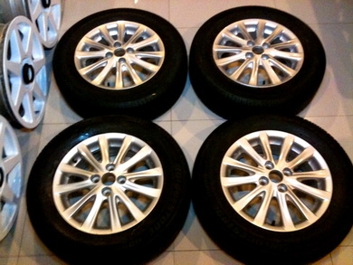 ล้อแม็กซ์15นิ้ว วิออสตัวท็อป พร้อมยางดอกลึกสมบูรณ์ ยังใช้วิ่งได้อีกยาว ยี่ห้อ บริดสโตนทั้งชุด 4รู100 ได้หมด ราคาต่อรองได้