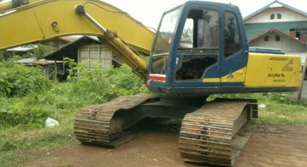 KOBELCO MARK III SK-200 รถบอดี้สวย เครื่องเดิมปั๊มเดิมแห้งแรงดีทำงานไม่โหลด ภายในเก๋งสวย แอร์ ภายนอกบูมอาร์มไม่มีดาม ช่วงล่างเอวแน่นดี โซ่กับใบแทรกหนาดีประมาณ 70\% พร้อมใช้งาน เอกสารเล่มทะเบียนครบพร้อมโอน ราคาต่อรองได้ครับ