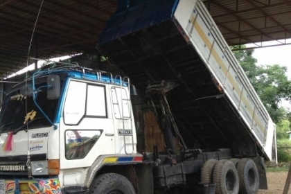 ขายสิบล้อสองเพลาดั้มพ์หลง TD เครื่อง 6D16 สิบเกียร์ สวย โทร 088-4501277