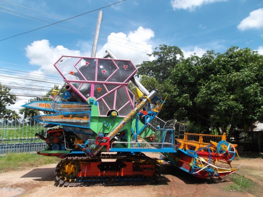 รถเกี่ยวข้าวซุปเปอร์บิท ผจญศึก ใหม่ 2556 สามารถสั่งจองได้่!! รถเกี่ยวข้าวซุปเปอร์บิท ผจญศึก ใหม่ 2556 สามารถสั่งจองได้่!!