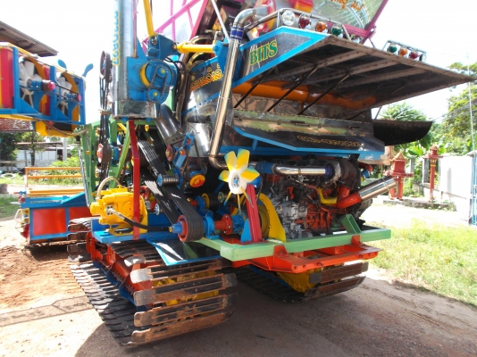 รถเกี่ยวข้าวซุปเปอร์บิท ผจญศึก ใหม่ 2556 สามารถสั่งจองได้่!! รถเกี่ยวข้าวซุปเปอร์บิท ผจญศึก ใหม่ 2556 สามารถสั่งจองได้่!!