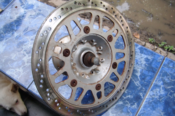 ขายดุมล้อหน้า suzuki 250 วิบากพร้อมจานเบรค ขายดุมล้อหน้า suzuki 250 วิบากพร้อมจานเบรค