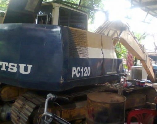 KOMATSU PC 120-5 เอกสารเล่มทะเบียนครบพร้อม ไฟฟ้าหน้าจอเต็ม ภายในเก๋งคอนโทรลยาว แอร์เย็น ภายนอกบอดี้สวยทั้งคันสภาพรถเก่านอก บูมอาร์มสวยไม่มีปะ ช่วงล่างเอวแน่น โซ่บูทใบแทรกหนาดีประมาณ 80\% พร้อมทำงานได้เลย ราคาต่อรองได้ครับ