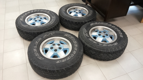 ขายล้อเดิมjeep ขอบ15 พร้อมยาง จำนวน4วง