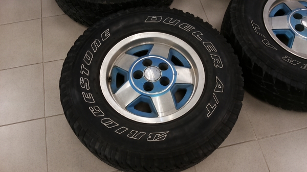ขายล้อเดิมjeep ขอบ15 พร้อมยาง จำนวน4วง ขายล้อเดิมjeep ขอบ15 พร้อมยาง จำนวน4วง