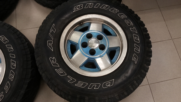 ขายล้อเดิมjeep ขอบ15 พร้อมยาง จำนวน4วง ขายล้อเดิมjeep ขอบ15 พร้อมยาง จำนวน4วง