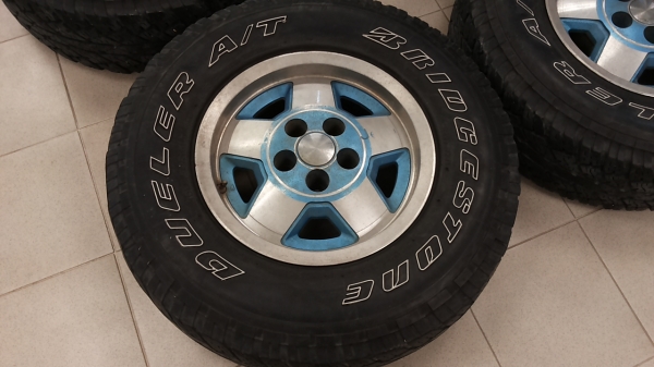 ขายล้อเดิมjeep ขอบ15 พร้อมยาง จำนวน4วง ขายล้อเดิมjeep ขอบ15 พร้อมยาง จำนวน4วง