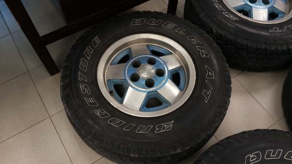 ขายล้อเดิมjeep ขอบ15 พร้อมยาง จำนวน4วง ขายล้อเดิมjeep ขอบ15 พร้อมยาง จำนวน4วง