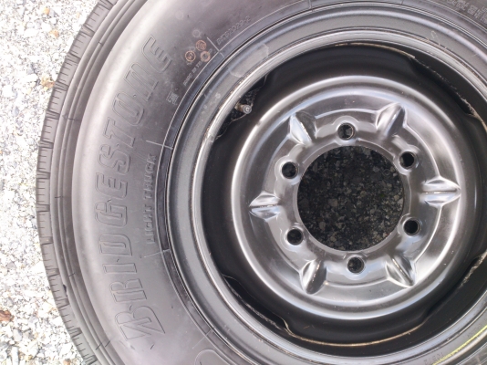 ขายยางถอดป้ายแดงพร้อมกะทะเหล็ก 6รู ยางบริสโตร์ 700R16  ยางสัปดาห์ที่9 ปี13 สวยๆ จำนวน 5 เส้น