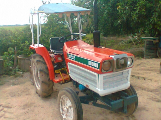 ขายรถไถ2202ข้างขาวพร้อมใช้งานสวยๆซักคันพร้อมอุปกรณ์ดีๆ