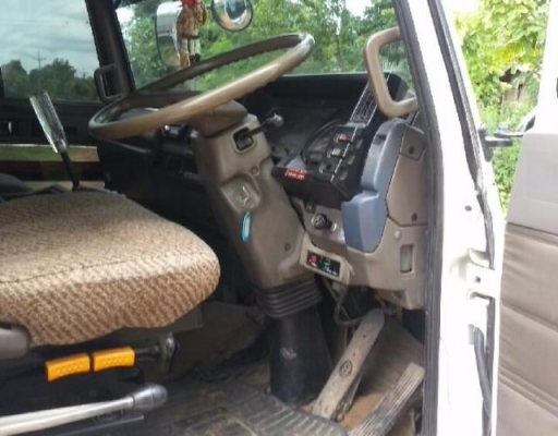 ISUZU ROCKY 195 HP 6HE1 หกลัอดั๊มพ์ กระบะดั๊มพ์เหล็ก 6 ตันความยาว 3.60 เมตรสภาพสวย เครื่องแน่นแรงดีไม่มีเยิ้ม ภายในเก๋งคอนโซลสวยครบ แอร์เย็น พวงมาลัยเพาเวอร์ ระบบเบรคทริ๊ปฟี้ครบครัน ช่วงล่างคัชซีสวยเดิมๆไม่มีแตกไม่มีดาม ยาง 8.25 ขอบ 16 สภาพดี 70\% พร้อมบรร