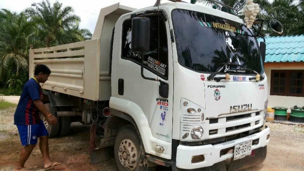 ขาย  6  ล้อ  อิซูซุหัวตึก  210  แรง  ปี  54  รถวิ่ง  1  แสนกว่า กม.