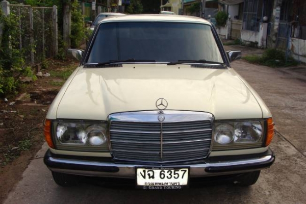 ลดราคาขาย BENZ 240D สีทำมาใหม่เอี่ยม เครื่องเดิมดีเซล รถไม่มีผุ