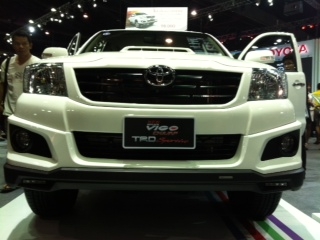 ขายสติกเกอหติดกระจังหน้ารถ vigo TRD เเท้