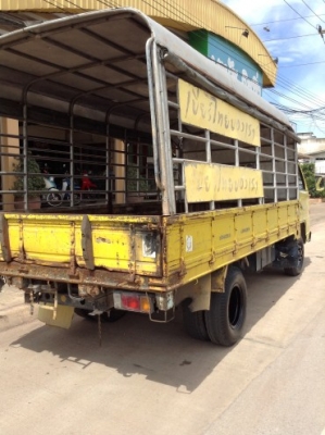 รถหกล้อ ISUZU NPR หัวใหญ่ ปี 39 เครื่อง 110 เครื่องดี ซัซซี่สวย พวงมาลัยเพาเวอร์ ขายตามสภาพ 350,000