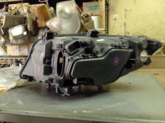 ขายไฟหน้า BMW E90 ด้านขวาซีนอน