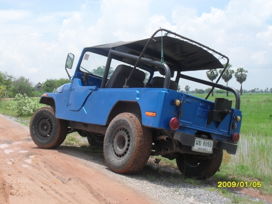 ขาย JEEP CJ6 เครื่อง Nissan SD 2500 เกียร์4เกียร์ เดินหน้า 1เกียร์ถอย คานหน้าคานหลังเดิม เพาเวอร์ ติดดิสเบรคหน้าแล้ว แม็กยาง 30-10.5.R15 ทะเบียนแท้พร้อมโอน