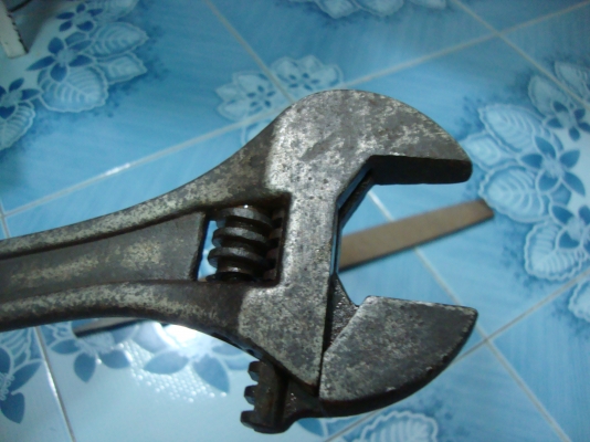 ประแจเลื่อน ELORA 12" กับ ตะไบไม้บรรทัด NICHOSON U.S.A