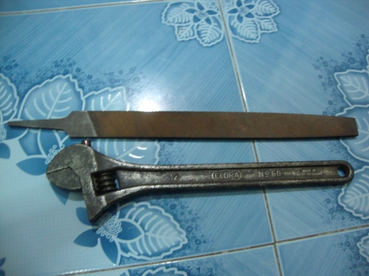 ประแจเลื่อน ELORA 12" กับ ตะไบไม้บรรทัด NICHOSON U.S.A