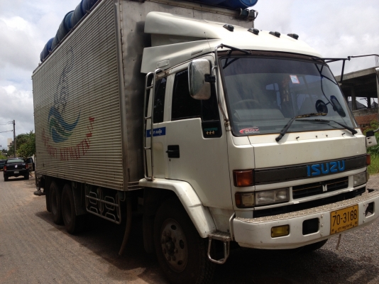 รถอีซูซุ 10 ล้อ ตู้เย็น เปลื่ยนเครื่อง  210 แรงม้า  สนใจติดต่อ 081 - 6079515