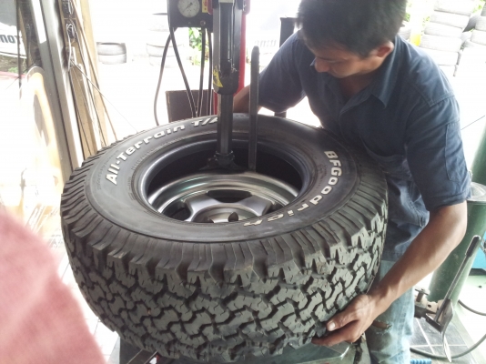 ขายยาง BF.ALL 265-75-16 ปี 12สัปดาห์ที่38 สภาพใหม่ไม่เคยลุยจอดเป็นส่วนมาก ขาย 26,500อยากเปลี่ยนไซด์ 084-0311505 พนธ์ ขอนแก่น.