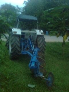 ขายรถไถ FORD 6610 2เพลา เพลาหน้า ZFหลังลาย เอกสารอินวอย เครื่องมือ 3 จาน 7 จาน ใบมีดดันหน้า ราคา 570000