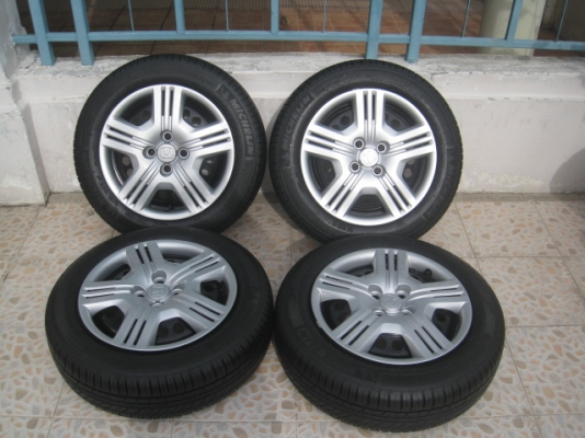 ขายยางป้ายแดง ปี0413  Honda jazz ขอบ15 4รู100 แถมกะทะและฝาครอบ สนใจติดต่อเล็ก คลองสามครับ (081-3747940)