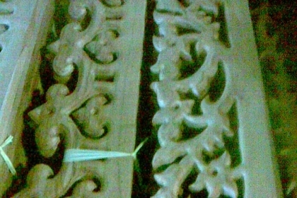 ไม้สักฉลุลายหน้า 6 นิ้ว หนา 1 นิ้วเป็นไม้สักแก่ครับมีหลายลายครับ  แบบระแนงหน้า 6 นิ้ว  หนา 1 นิ้ว ยาว 80 ซ.ม แบบหยดน้ำติดตามเชิงชายหรือจั่ว หน้า 6  หนา  1 นิ้ว ความยาวประมาณ 1 เมตร แบบเอียงเฉียงติดตามราวบรรได หน้า 6  หนา  1 นิ้ว ความยาวประมาณ 80 ซ.ม