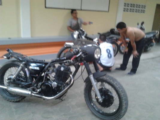 @ SR 400 แต่งคาเฟ่ ขอแลก 250-400 cc สตาร์ทมือครับ หรือรุ่นอื่นลองดูครับผม @