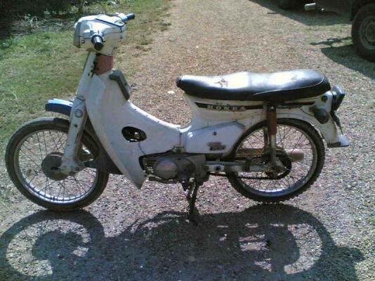 ขาย C700(ขาว)เล่มทะเบียนพร้อมชุดโอน สีขาวหายากรถเดิมๆอะไหร่บางชิ้นต้องเก็บ