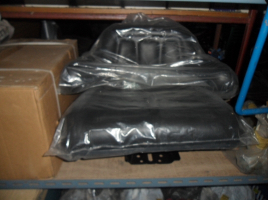 ขาย เบาะนั่งรถไถฟอร์ด อย่างดีหนา นั่งสบายกระชับมีท้าวแขนดว้ย