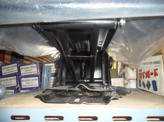 ขาย เบาะนั่งรถไถฟอร์ด อย่างดีหนา นั่งสบายกระชับมีท้าวแขนดว้ย