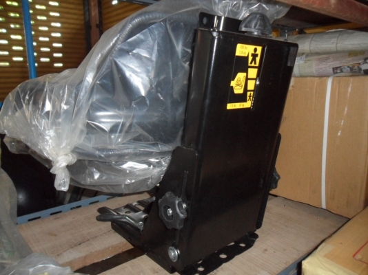 ขาย เบาะนั่งรถไถฟอร์ด อย่างดีหนา นั่งสบายกระชับมีท้าวแขนดว้ย