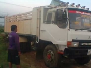 MITSUBISHI FUSO FN527 - 195 HP TD สิบล้อดั๊มพ์ 2 เพลา กระบะดั๊มพ์ฝาข้างมิเนียม เครื่องดี หัวบางไม่มีผุ ภายในเก๋งครบ แอร์ พวงมาลัยเพาเวอร์ เบรคทริ๊ปฟี้ ช่วงล่างคัชซีสวย ยางสภาพดี 80\% เอกสารทะเบียนครบไม่ขาดพร้อมโอนครับ
