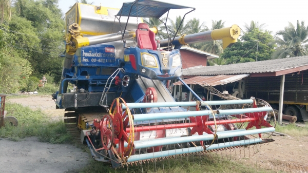 ขายด่วน รถเกี่ยวไทยเส็งยนต์การเกษตร เจ้าพายุ