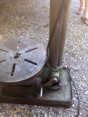 สว่านแท่นใหญ่ ยี่ห้อ KING มอเตอร์2 แรง มีชุดกลับทางหมุนใช้กับการทำเกลียวได้ มี 8 สปีด