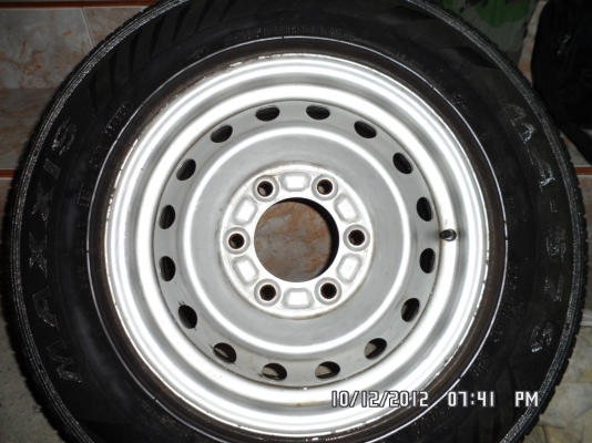 ขายยางอะไหล่ขอบ15 6รูพร้อมยางปี 08  900