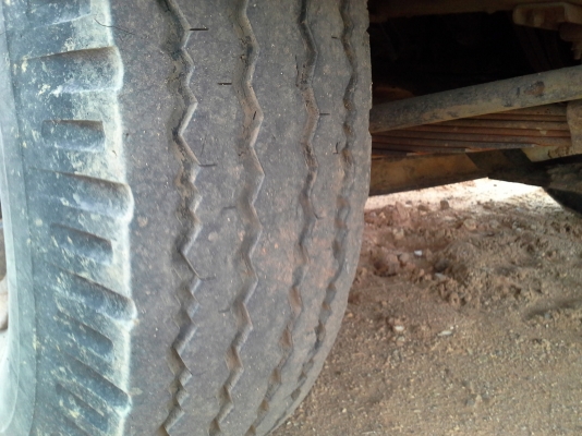 Isuzu  120  hp. ยางสวย 80\%  หัวบันไดผุสองข้าง  แต่หัวสีเดิม คัตซีสวย  เครื่องแห้งสนิด  คุณกบ  จากชุมแพ ขอนแก่นมัดจำเรียบร้อยแล้วครับ