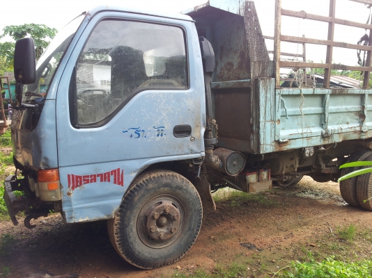 Isuzu  120  hp. ยางสวย 80\%  หัวบันไดผุสองข้าง  แต่หัวสีเดิม คัตซีสวย  เครื่องแห้งสนิด  คุณกบ  จากชุมแพ ขอนแก่นมัดจำเรียบร้อยแล้วครับ