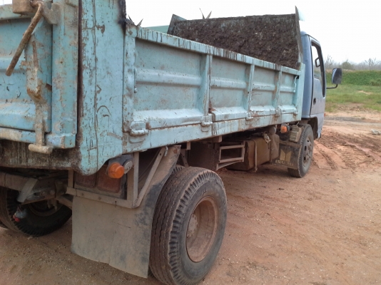 Isuzu  120  hp. ยางสวย 80\%  หัวบันไดผุสองข้าง  แต่หัวสีเดิม คัตซีสวย  เครื่องแห้งสนิด  คุณกบ  จากชุมแพ ขอนแก่นมัดจำเรียบร้อยแล้วครับ